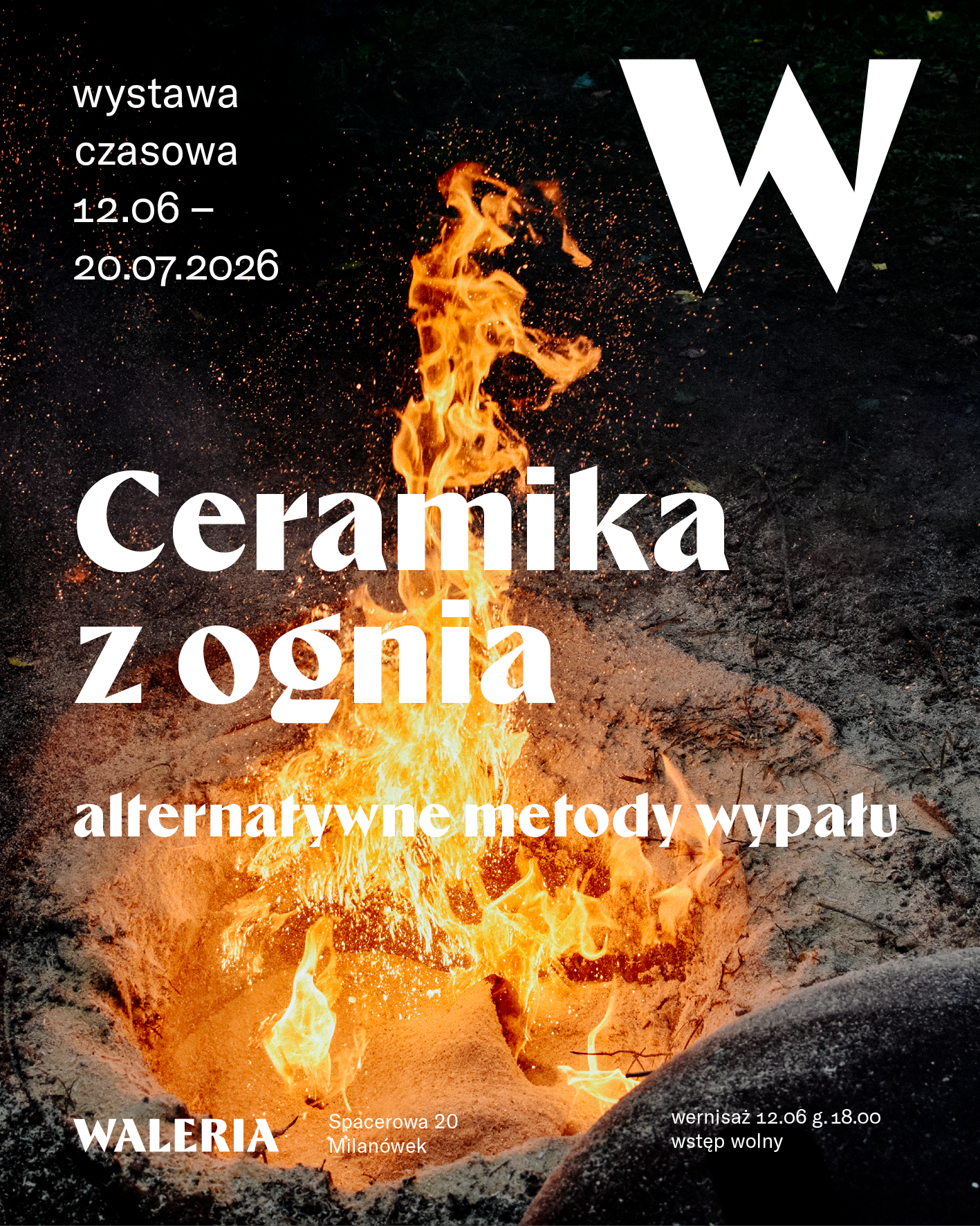 Na plakacie widać ogień pochodzący z wypału alternatywnego ceramiki. Jest dużo iskier i energetycznych kolorów. Podpis na zdjęciu głosi tytuł wystawy, czyli "Ceramika z ognia"