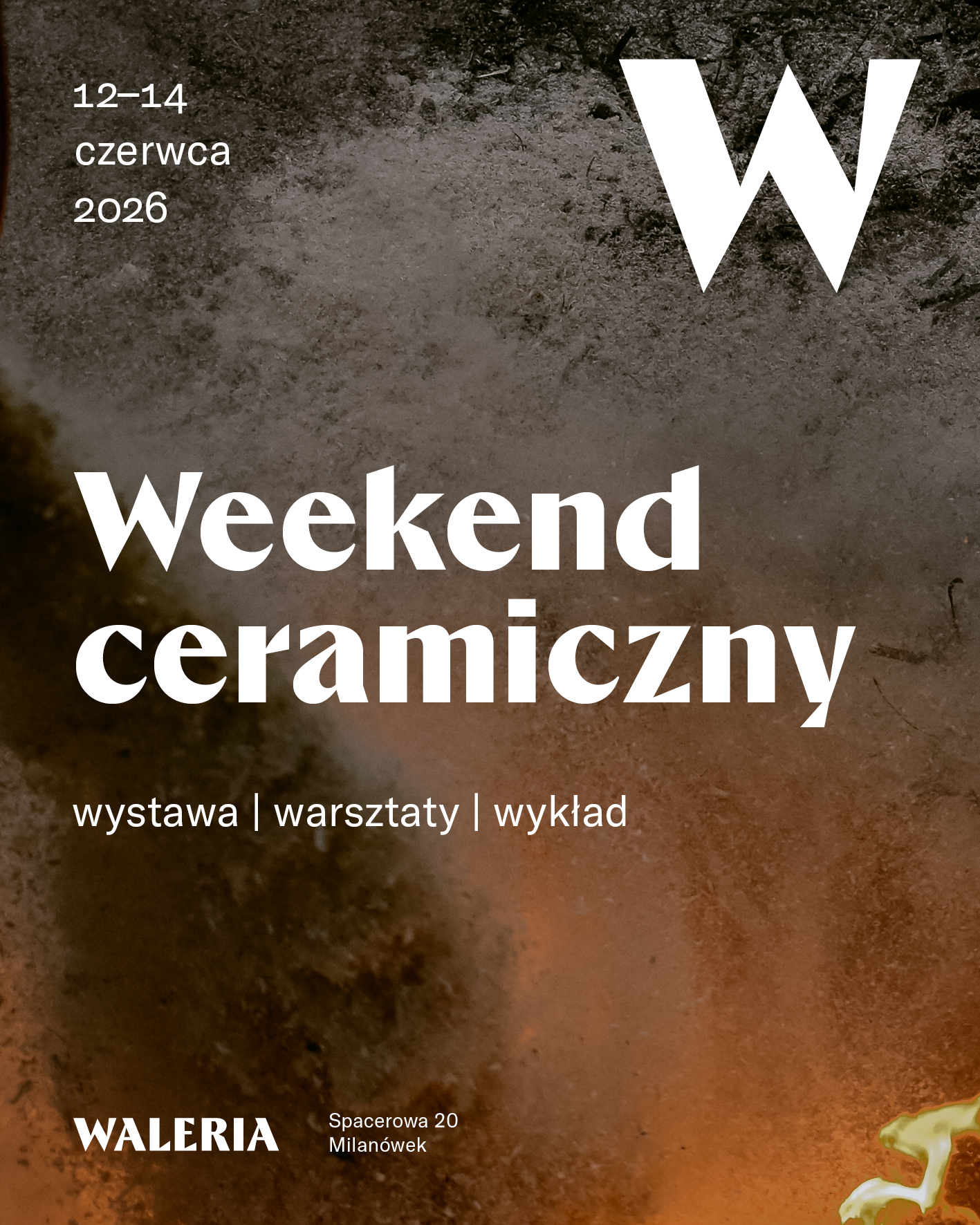 Plakat zachęcający do wzięcia udziału w weekendzie ceramicznym w Willi Waleria. W tle zdjęcie dymu, ognia i trocin pochodzących z wypału raku.